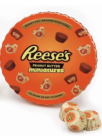 Reese’s Peanut Butter Cups Gift Tin (USA) - Confezione in Metallo a forma di Tartina Reese's con mini Reese's al Latte e Bianco (309g)