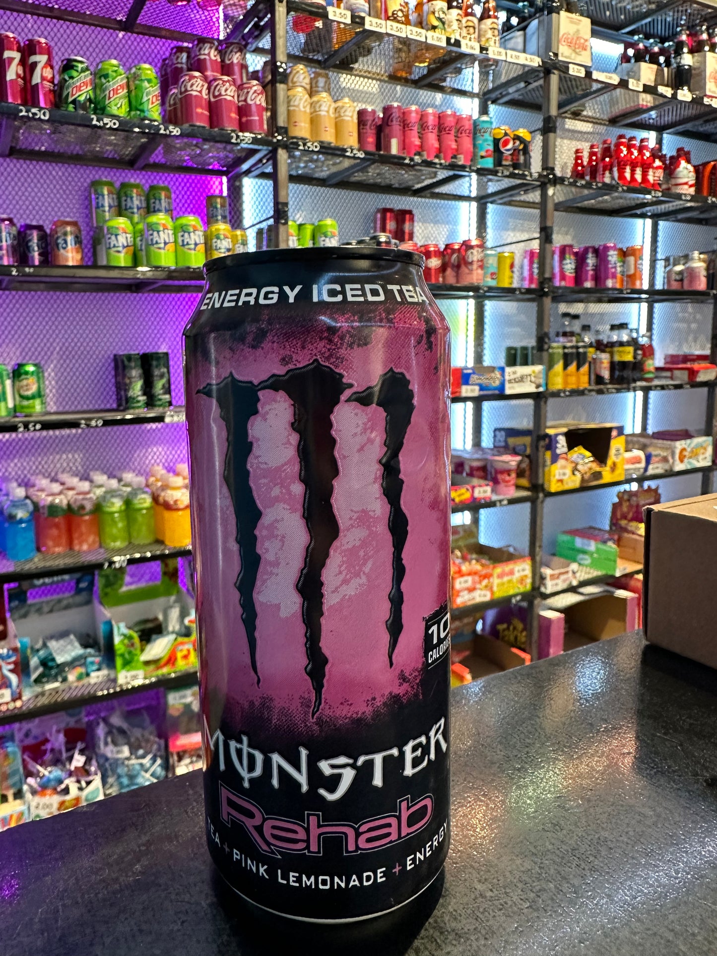 Monster Energy Rehab Pink Lemoande Iced Tea 10 Calories sku: 0315 ( LEGGERMENTE SGASATA )