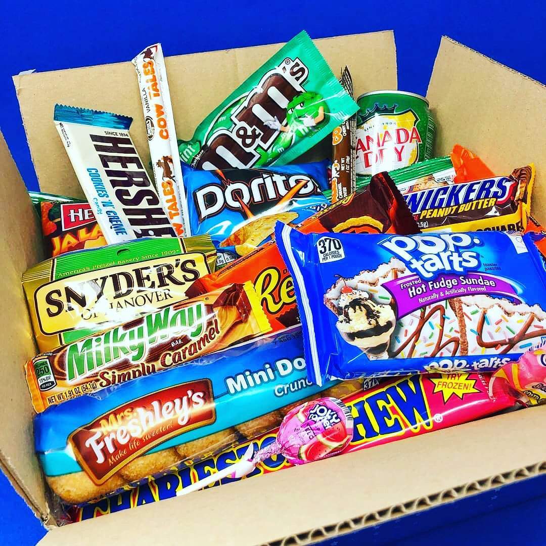 Mystery Box ❓❓❓-Mr. Marshmallow American Market-bonbons,cioccolato,hubba,ice,ice breakers,jello,jelly,jerky,jet,jif,jolly,jolly rancher,keebler,kisses,kraft,larousse,links,nestle,oreo,route,salato,skittles,smarties,smuckers,starburst,tabasco